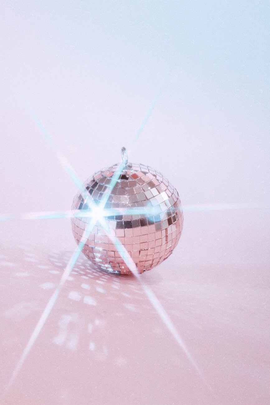 Samantha Hearn Umělecká fotografie Tiny Disco Ball, Samantha Hearn, (26.7 x 40 cm)