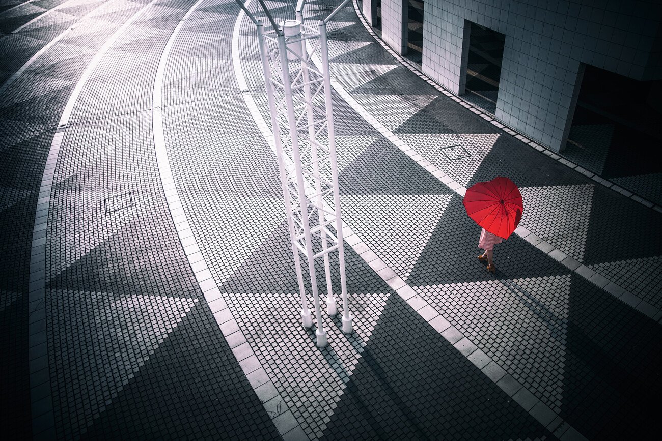 Daisuke Kiyota Umělecká fotografie Red Umbrella, Daisuke Kiyota, (40 x 26.7 cm)
