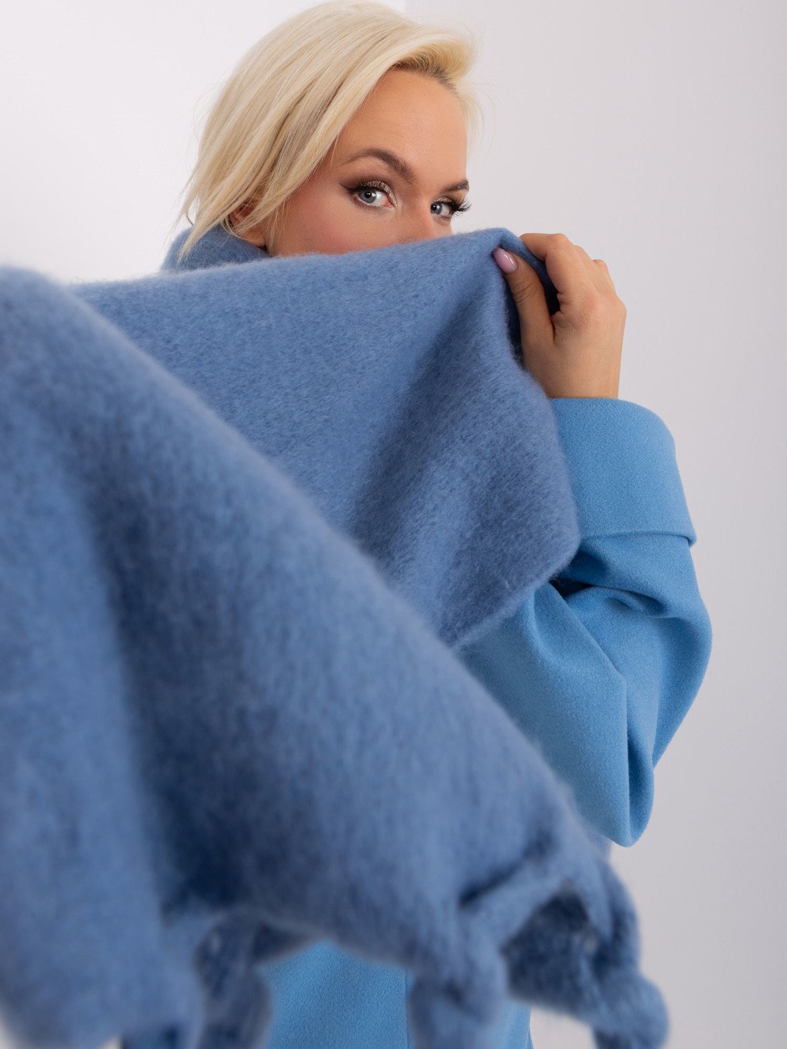 Tmavě modrý široký dámský šátek