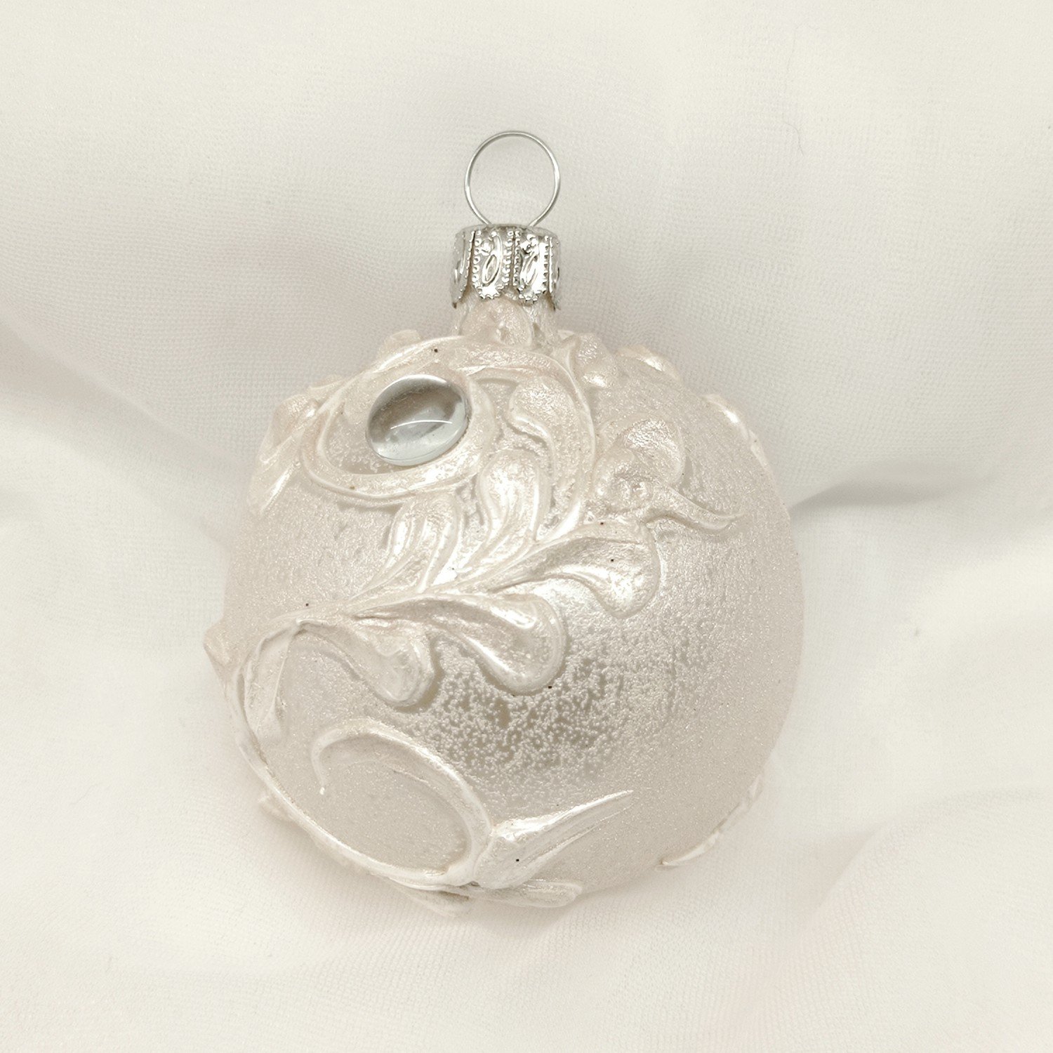 Ozdoba vánoční Smetanová s plastickým dekorem a čirým kamínkem - koule 6 cm