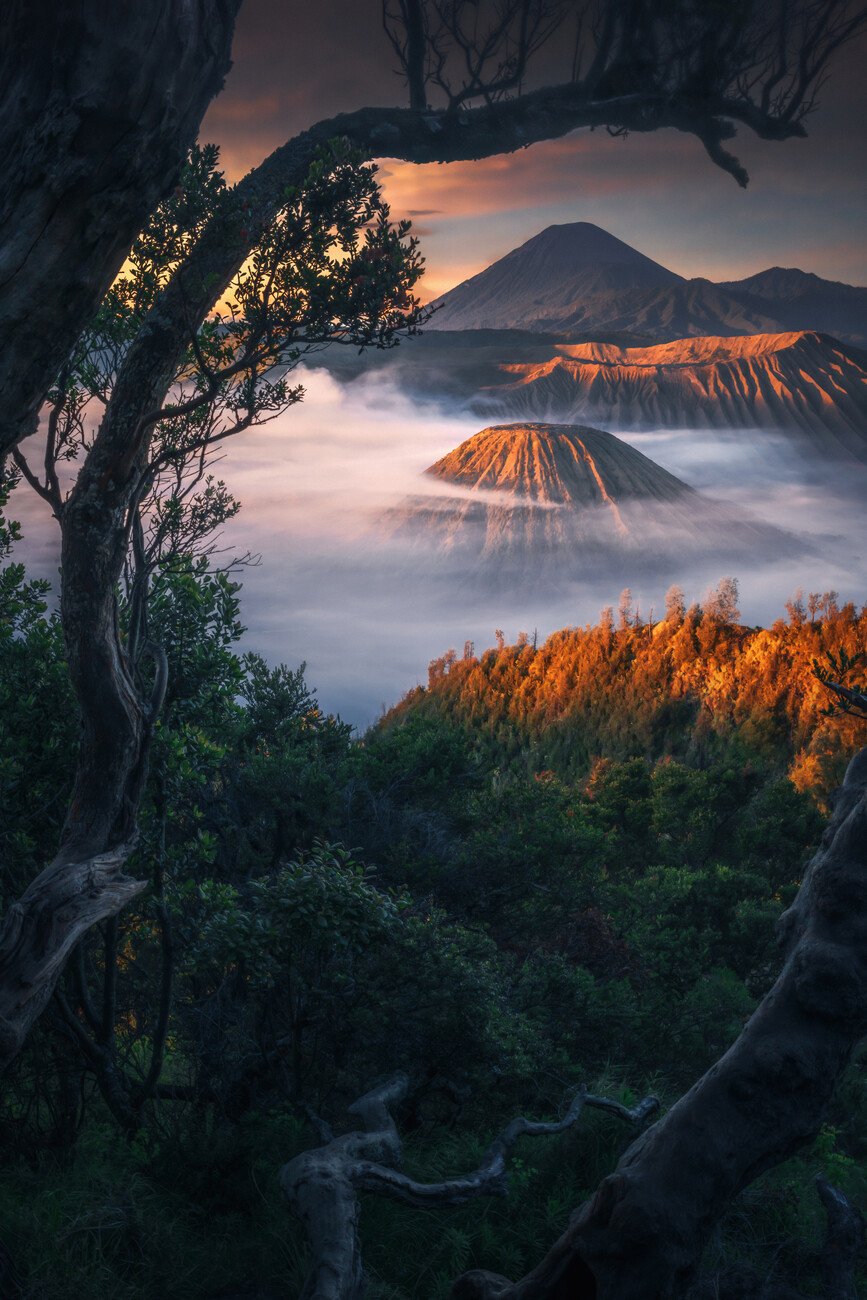 NingYun Ye Umělecká fotografie First glimpses of Mount Bromo, NingYun Ye, (26.7 x 40 cm)