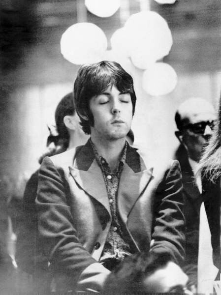 BRIDGEMAN IMAGES Umělecká fotografie Paul McCartney meditating, 1967, (30 x 40 cm)
