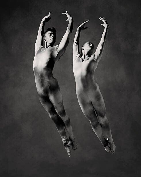 Ray Massey Umělecká fotografie Male and female dancers in mid-air leap (B&W), Ray Massey, (30 x 40 cm)