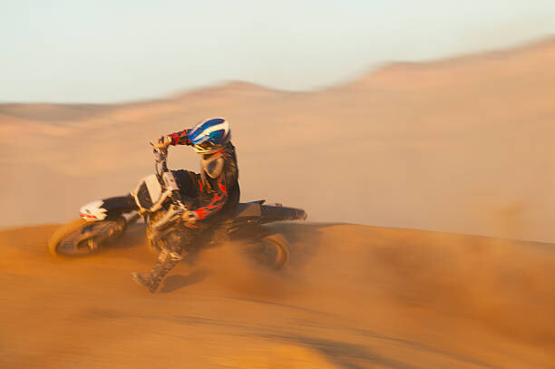 John P Kelly Umělecká fotografie Man motocross riding in desert terrain, John P Kelly, (40 x 26.7 cm)