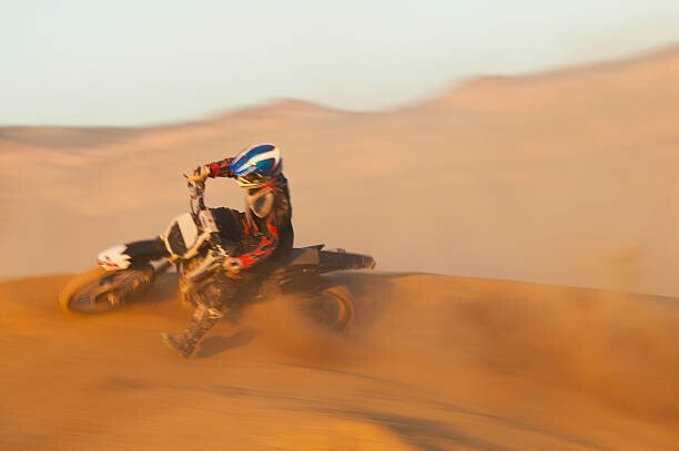 John P Kelly Umělecká fotografie Man motocross riding in desert terrain, John P Kelly, (40 x 26.7 cm)