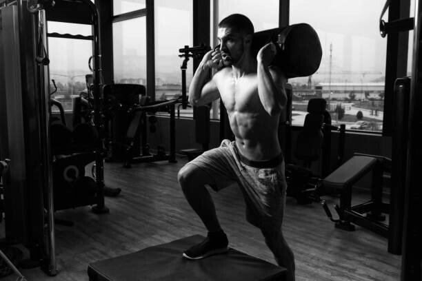 Ibrakovic Umělecká fotografie Young Fit Man Doing Box Jumps In Gym, Ibrakovic, (40 x 26.7 cm)