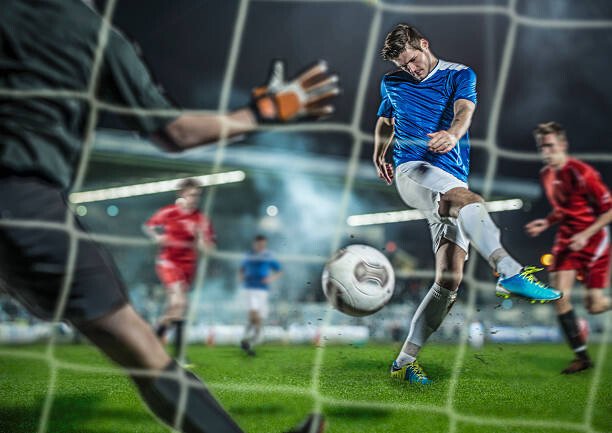 Bernhard Lang Umělecká fotografie Soccer player kicking ball at goal, Bernhard Lang, (40 x 30 cm)