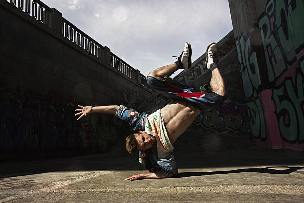 Eugene_Onischenko Umělecká fotografie Man dancing Hip-hop in urban, Eugene_Onischenko, (40 x 26.7 cm)