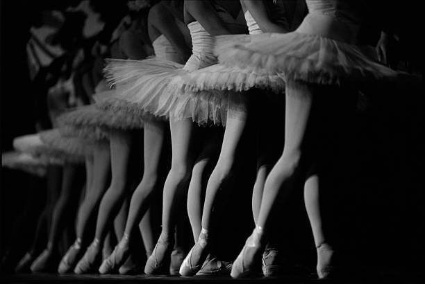 Wayne Eastep Umělecká fotografie Ballerinas performing, low section, Wayne Eastep, (40 x 26.7 cm)