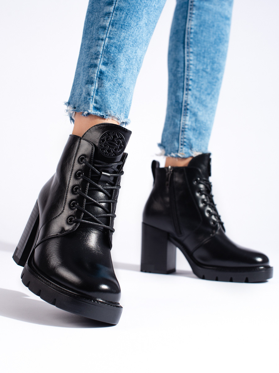 Moderní  kotníčkové boty černé dámské platforma