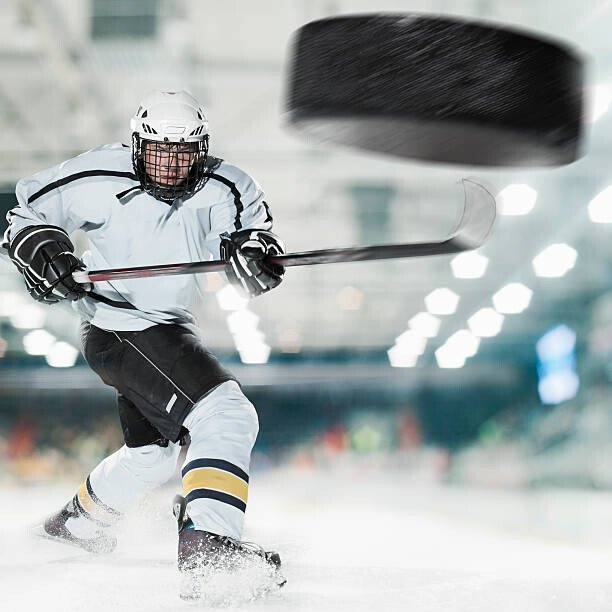 Bernhard Lang Umělecká fotografie Puck shot by Ice hockey player, Bernhard Lang, (40 x 40 cm)