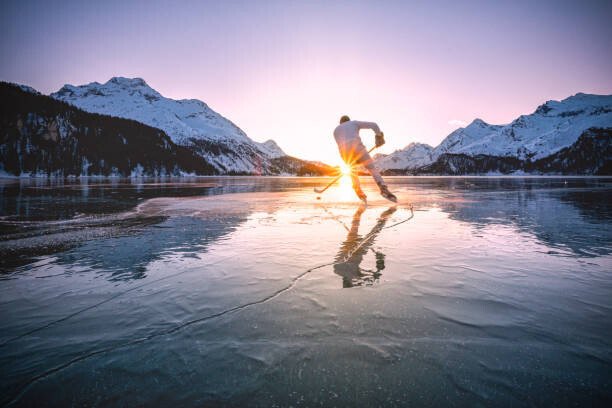 Roberto Moiola / Sysaworld Umělecká fotografie Ice hockey player skating on frozen, Roberto Moiola / Sysaworld, (40 x 26.7 cm)