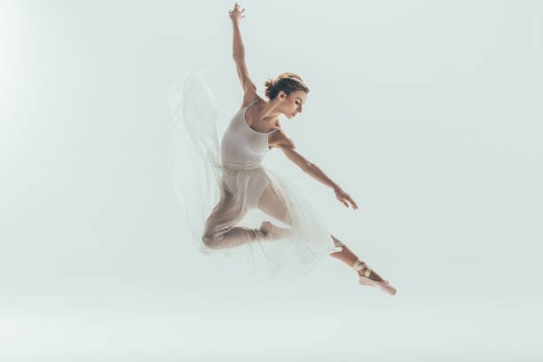 LightFieldStudios Umělecká fotografie beautiful ballet dancer in white dress, LightFieldStudios, (40 x 26.7 cm)