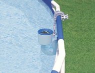 Závěsný čistič povrchu bazénu