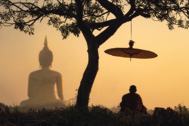 Chadchai Ra-ngubpai Umělecká fotografie Monk maditation with Big buddha of, Chadchai Ra-ngubpai, (40 x 26.7 cm)