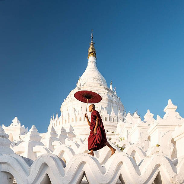 Martin Puddy Umělecká fotografie Buddhist monk walking across arches of temple, Martin Puddy, (40 x 40 cm)