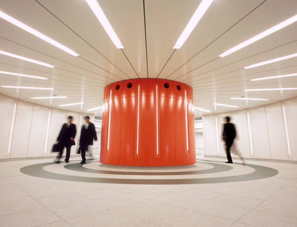 EschCollection Umělecká fotografie Businessmen walking in circles, Tokyo, Japan, EschCollection, (40 x 30 cm)