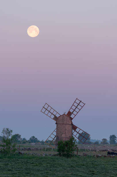 Mats Brynolf Umělecká fotografie Old Windmill with the moon, Mats Brynolf, (26.7 x 40 cm)