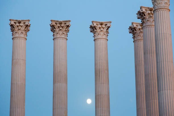 Santiago Urquijo Umělecká fotografie Roman Temple under the moonlight, Santiago Urquijo, (40 x 26.7 cm)