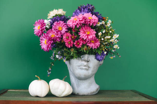 Maryna Terletska Umělecká fotografie Head-shaped vase with a bouquet of flowers., Maryna Terletska, (40 x 26.7 cm)