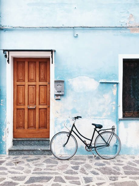 Alexander Spatari Umělecká fotografie Bicycle parked against blue wall in a village, Alexander Spatari, (30 x 40 cm)