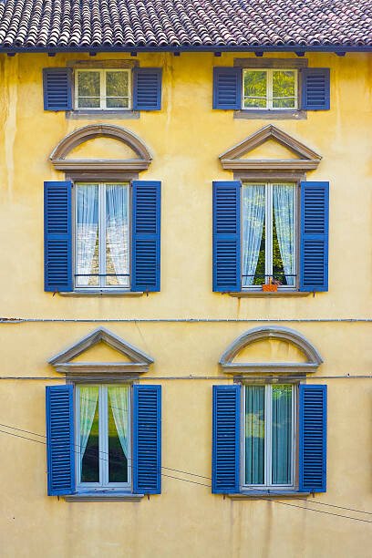 elenaburn Umělecká fotografie Italian architecture, colorful facade and windows, elenaburn, (26.7 x 40 cm)