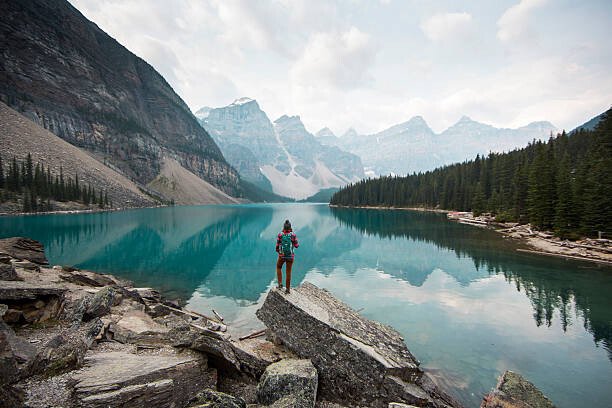 Jordan Siemens Umělecká fotografie Hiking around Moraine Lake., Jordan Siemens, (40 x 26.7 cm)