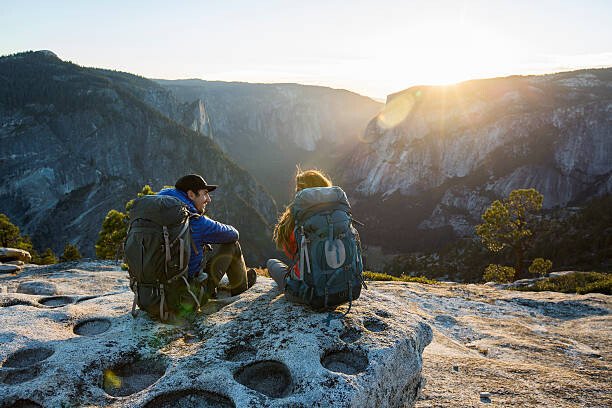 Jordan Siemens Umělecká fotografie A couple backpacking in the mountains., Jordan Siemens, (40 x 26.7 cm)