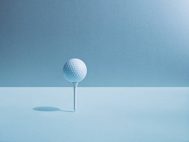 Martin Barraud Umělecká fotografie Golf ball balancing on tee, Martin Barraud, (40 x 30 cm)