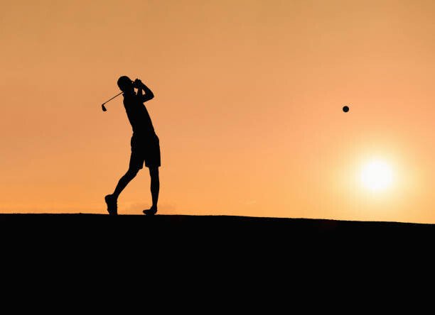 Jasmin Merdan Umělecká fotografie Golf player hitting the perfect pitch at sunset, Jasmin Merdan, (40 x 30 cm)
