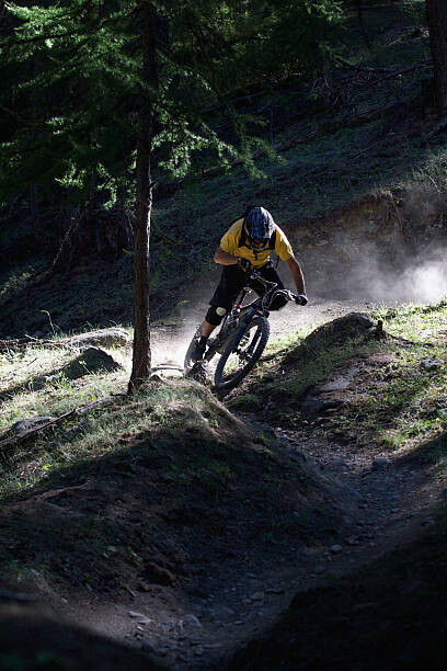 Michael Truelove Umělecká fotografie Mountain biker on dirt path, Michael Truelove, (26.7 x 40 cm)