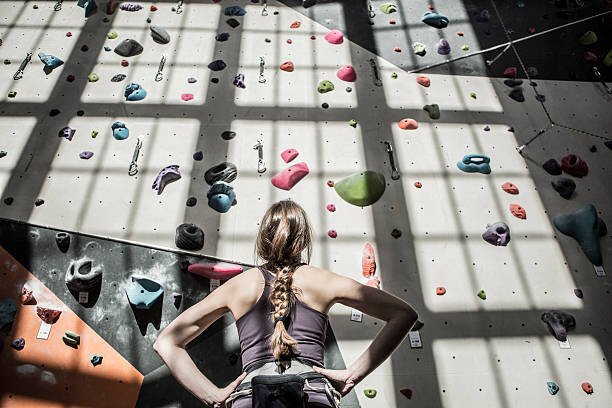 John Fedele Umělecká fotografie Athlete examining rock wall in gym, John Fedele, (40 x 26.7 cm)