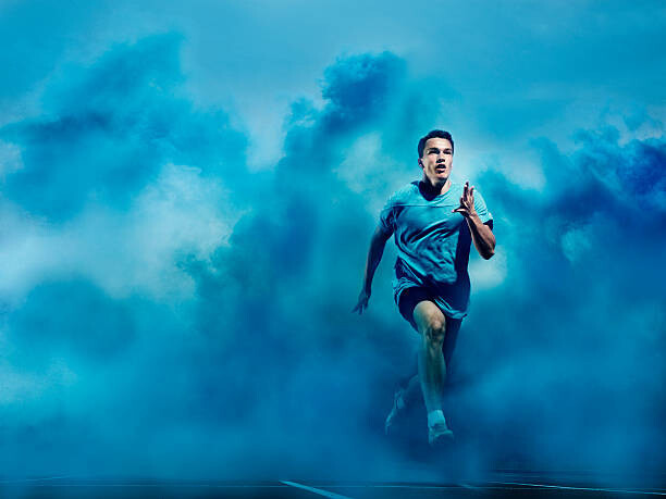 Henrik Sorensen Umělecká fotografie athlete running in blue smoke, Henrik Sorensen, (40 x 30 cm)