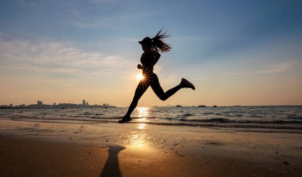 Sutthichai Supapornpasupad Umělecká fotografie Asian female running on the beach, Sutthichai Supapornpasupad, (40 x 24.6 cm)