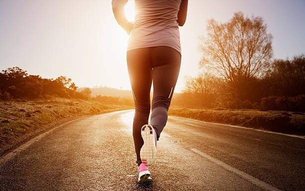 Robert Decelis Umělecká fotografie Female runner running along road, Robert Decelis, (40 x 24.6 cm)