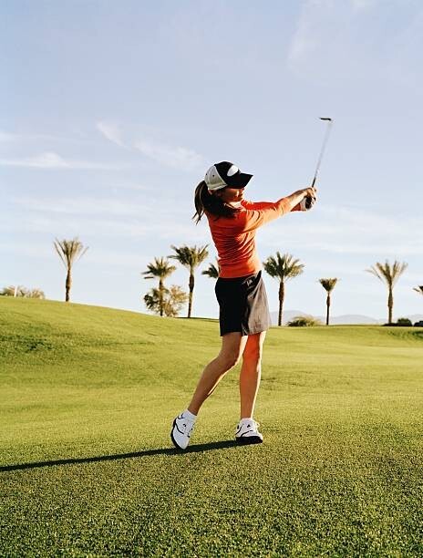 Joshua Dalsimer Umělecká fotografie Golfer swinging golf club, Joshua Dalsimer, (30 x 40 cm)