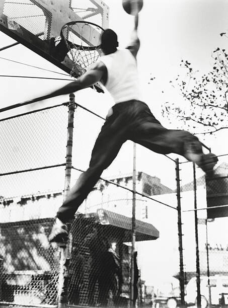 Hitoshi Nishimura Umělecká fotografie Man playing basketball, low angle view, Hitoshi Nishimura, (30 x 40 cm)