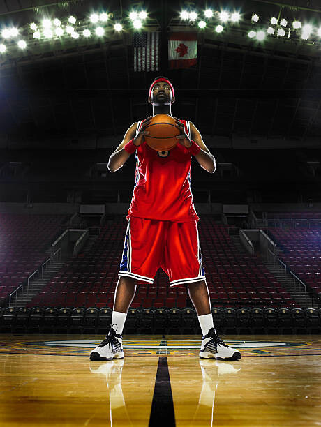 Ryan McVay Umělecká fotografie Basketball player holding basketball, low angle, Ryan McVay, (30 x 40 cm)