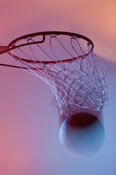 Paul Bradbury Umělecká fotografie Basketball on rim of hoop, Paul Bradbury, (26.7 x 40 cm)