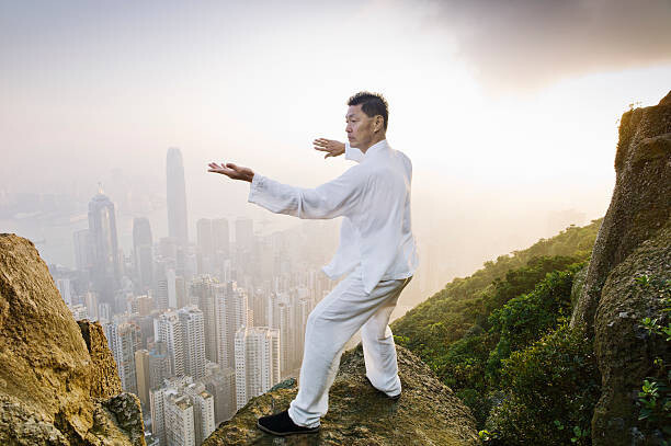 Martin Puddy Umělecká fotografie Man practicing Tai Chi infront of skyline, Martin Puddy, (40 x 26.7 cm)
