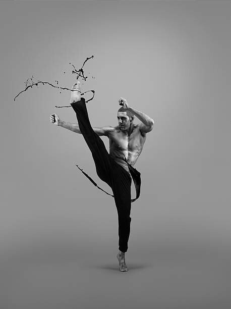 Jonathan Knowles Umělecká fotografie Male athlete kicking liquid splash, Jonathan Knowles, (30 x 40 cm)