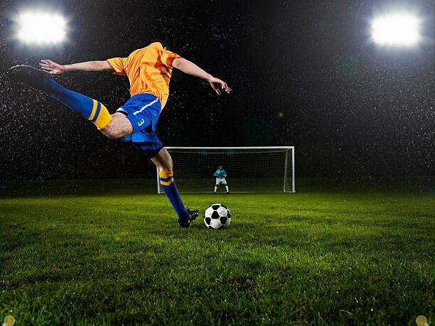 Thomas Barwick Umělecká fotografie Soccer player about to strike penalty kick, Thomas Barwick, (40 x 30 cm)