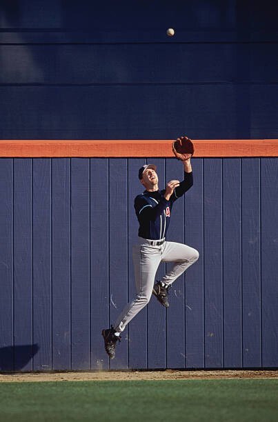 Getty Images Umělecká fotografie Baseball outfielder leaping to catch ball, Getty Images, (26.7 x 40 cm)