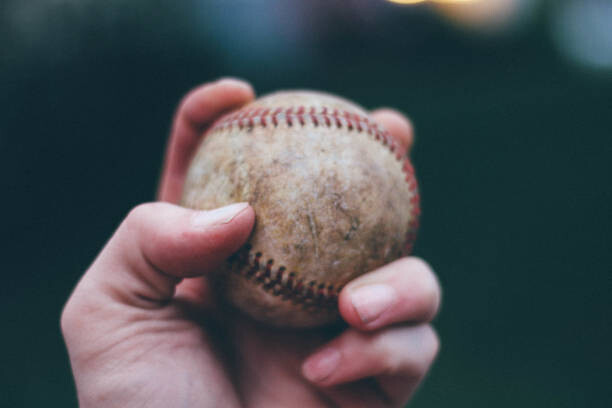 Justin Ross Umělecká fotografie Hand holding baseball, Justin Ross, (40 x 26.7 cm)