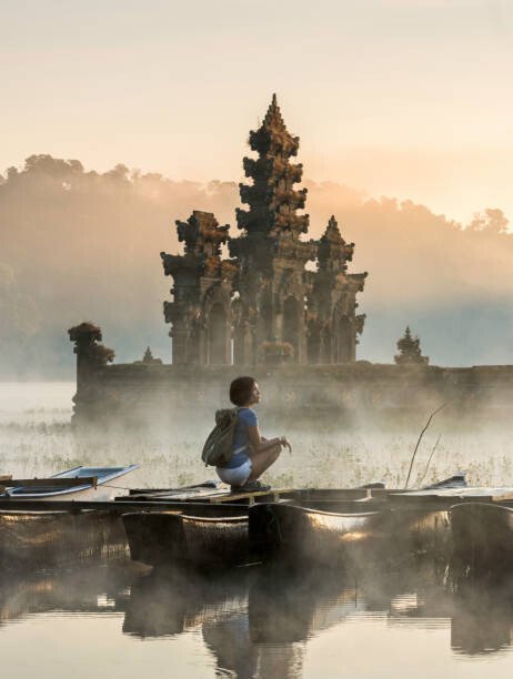 Martin Puddy Umělecká fotografie young Asian woman sitting on boat, Martin Puddy, (30 x 40 cm)