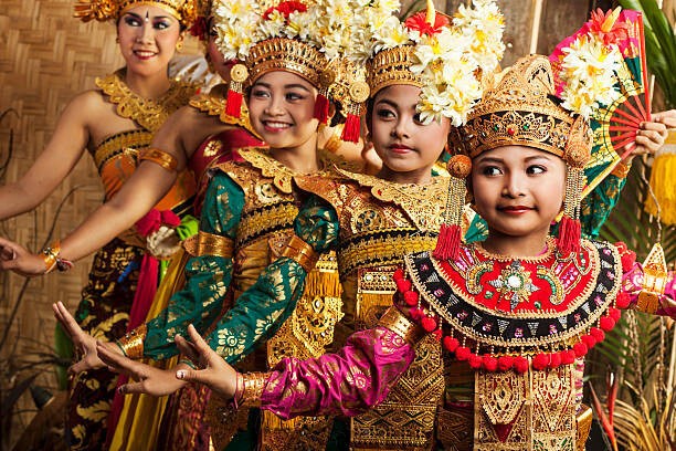 Paper Boat Creative Umělecká fotografie Row of traditional Balinese dancers in costume, Paper Boat Creative, (40 x 26.7 cm)