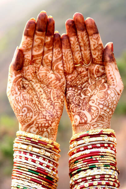 DEV IMAGES Umělecká fotografie Indian bride hands with henna tattoo, DEV IMAGES, (26.7 x 40 cm)