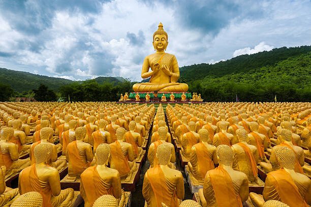 chain45154 Umělecká fotografie Buddha statue in temple at Thailand, chain45154, (40 x 26.7 cm)