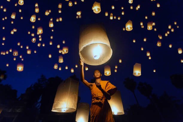 saravutvanset Umělecká fotografie Buddhist Monk releasing lanterns into sky, saravutvanset, (40 x 26.7 cm)
