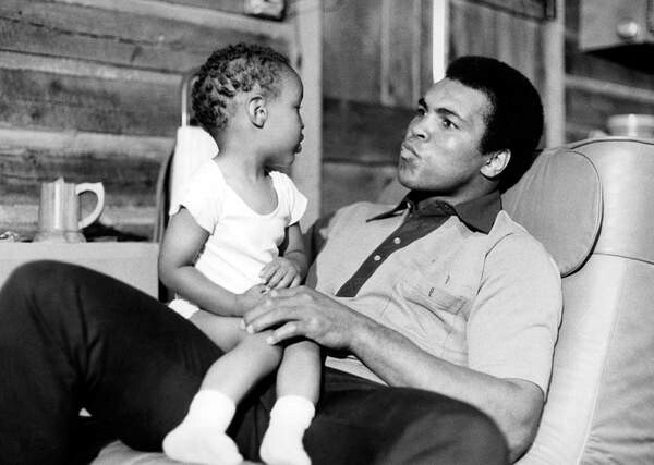 BRIDGEMAN IMAGES Umělecká fotografie Mohammed Ali (Cassius Clay) With his Son Muhammad Ali Jr in Deer Park, Pennsylvania 1973, (40 x 30 cm)